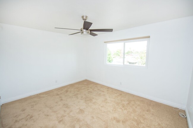 Building Photo - 2BR/1.5BA Condo! 2 parking spaces