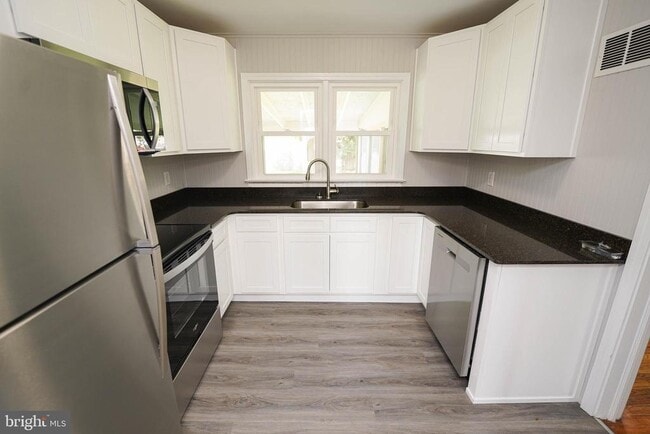 Building Photo - 737 Magnolia Dr