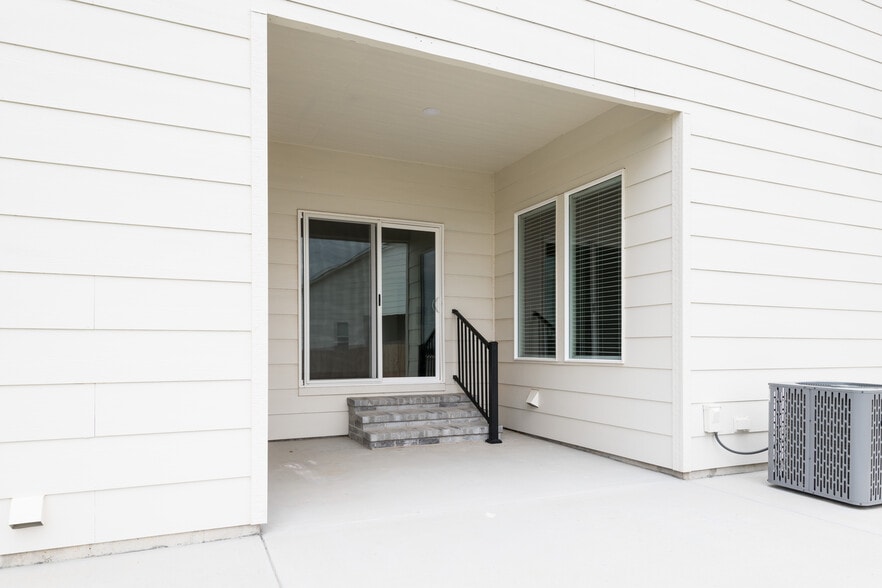 Exterior - Covered Patio - 5347 Pinecrest Ct N