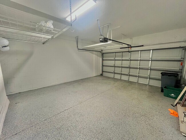 Building Photo - Beautiful 3 Bed, 2.5 Bath Townhome in Mode...