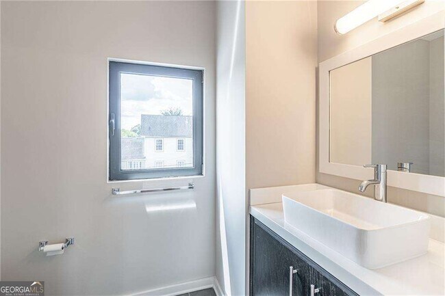 Building Photo - 472 Martin St SE