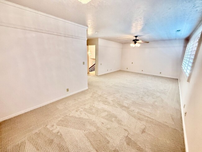 Building Photo - Distinctive and Spacious 5-BR Home in Bloomington