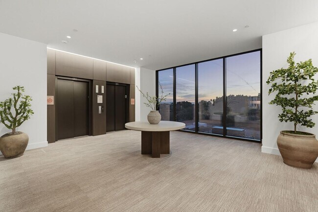 Building Photo - 4849 N Camelback Rdg Dr