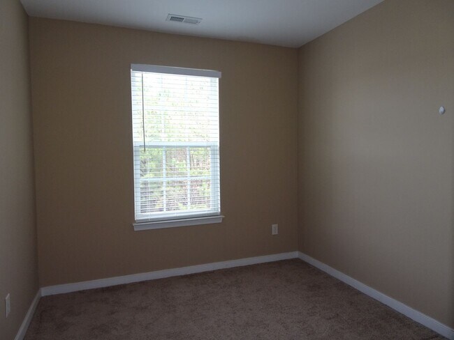 Building Photo - 4 Bedroom 3.5 Bath 3 Story Townhome for Re...
