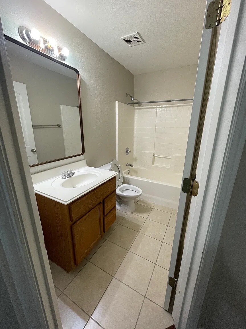 Building Photo - Room in Duplex on Arbor Ave