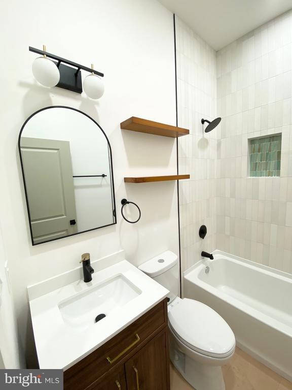 Building Photo - 1335 Colwyn St