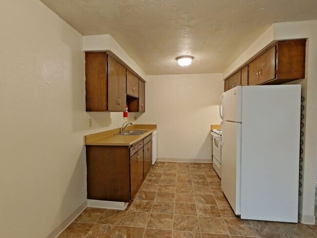 Building Photo - 3 Bedroom Duplex ~ Close to 9th Street ~ Pet Friendly