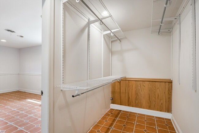 Building Photo - 9233 Parkside Ave