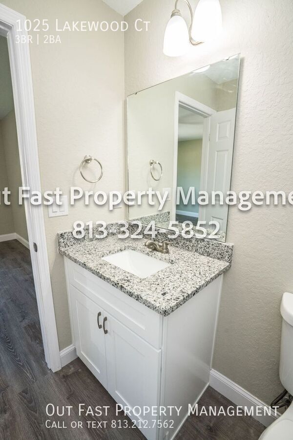 Building Photo - 1025 Lakewood Ct