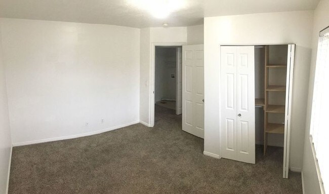 Building Photo - Large 4 Bed Townhome