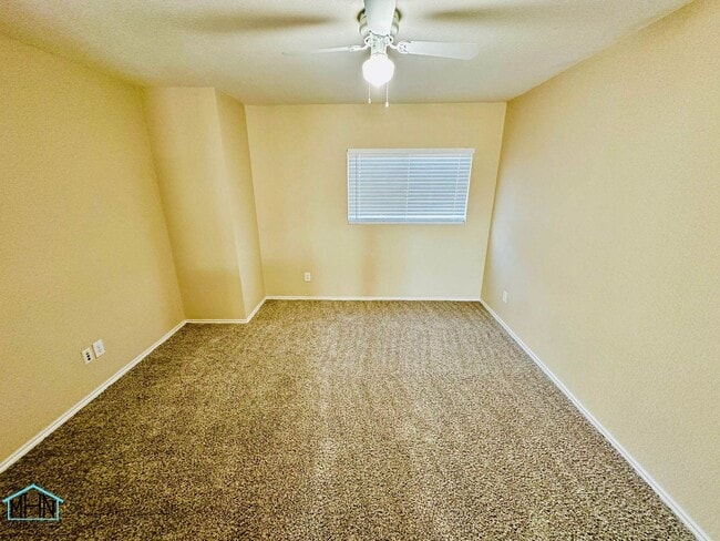 Building Photo - Looking for space, comfort, and convenienc...