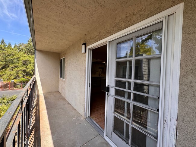 Interior Photo - 541 - 551 Morse Ave - Laurelwood