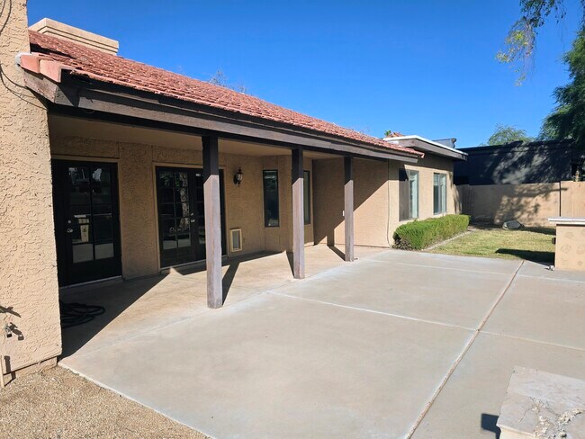 Building Photo - 1827 E Manhatton Dr