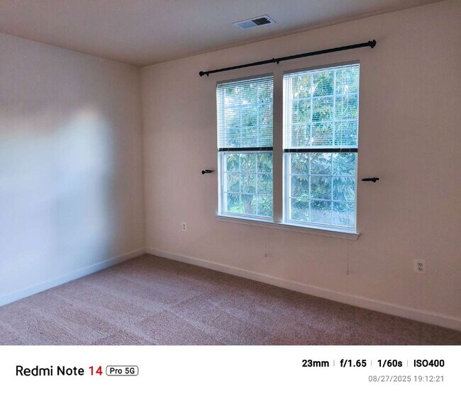 Building Photo - Vibrant Brambleton Condo Steps from Town C...