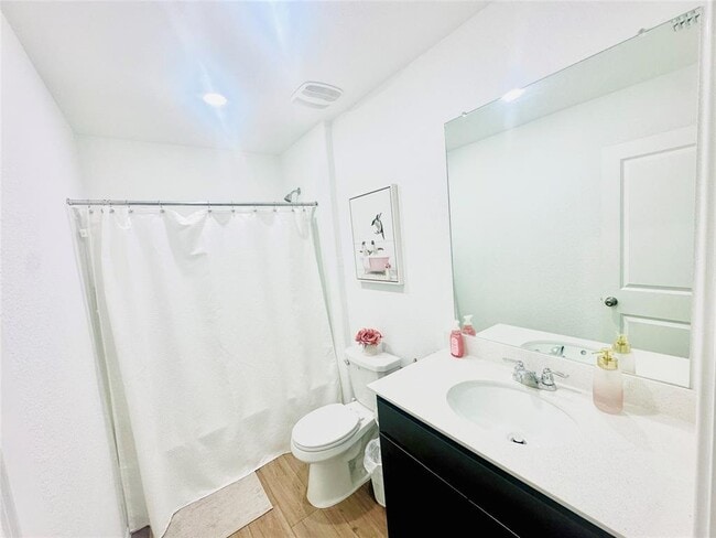 Building Photo - 504 Sunray Dr
