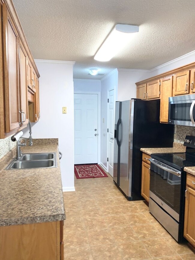 Building Photo - 3 bed 2 bath