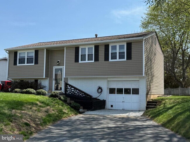 Building Photo - 5079 Macnamara Dr