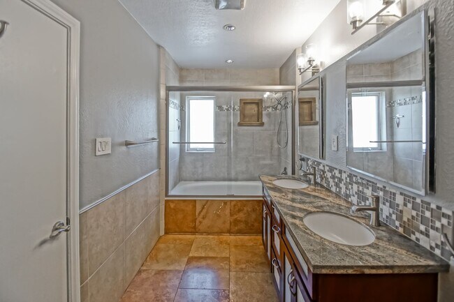 Building Photo - 2809 Carlsbad St