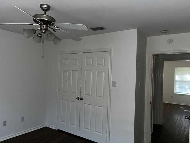 Building Photo - 2010 Seabiscuit Trce