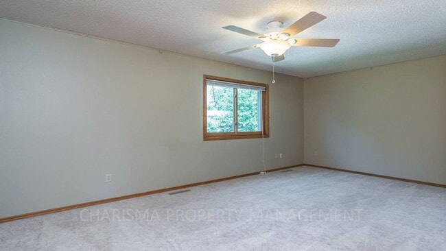 Building Photo - MULTI-LEVEL 3 BD, 2 BA HOUSE WITH FENCED IN YARD, DOUBLE ATTACHED GARAGE, SHED, MURPHY BED, 3 FAM...