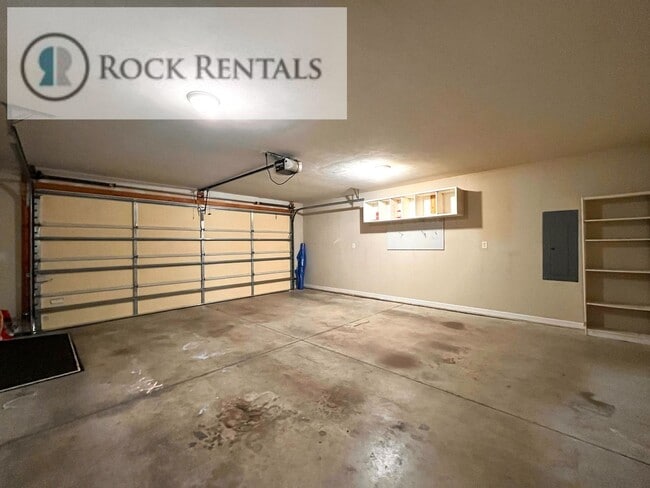 Building Photo - 3 Bed 2 Bath House with Attached Garage