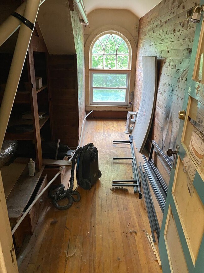 Building Photo - Available 6/1/26 Spacious 2nd/3rd Floor Du...