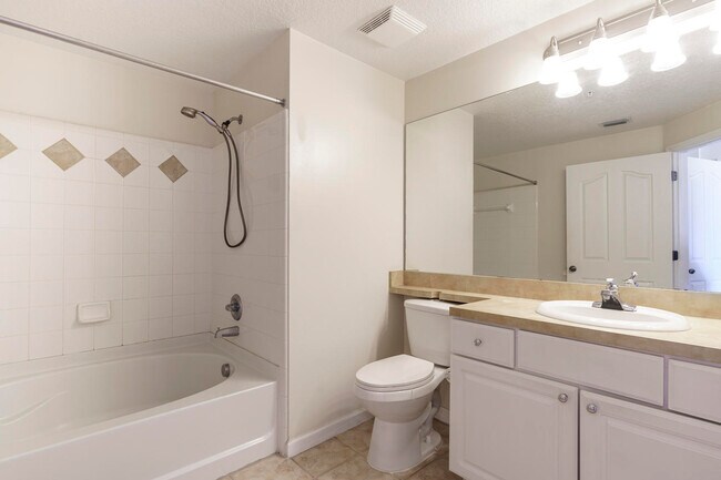 Building Photo - 1201 Myrtlewood Cir E