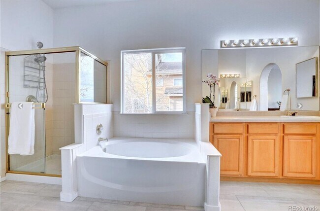 Building Photo - Elegant 4-Bedroom, 3 bathroom Home with Fi...
