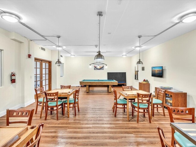 Building Photo - 2655 Collins Ave