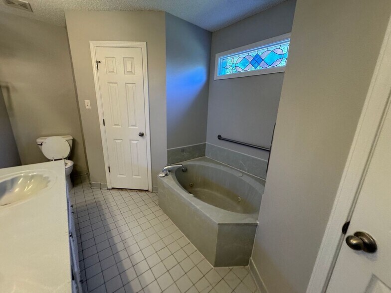 Building Photo - 5164 Walton Lake