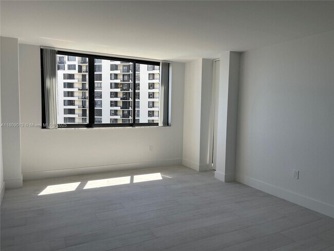 Building Photo - 540 Brickell Key Dr