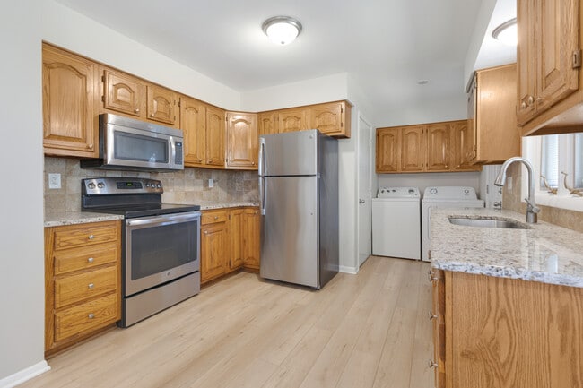 Building Photo - 635 Love St