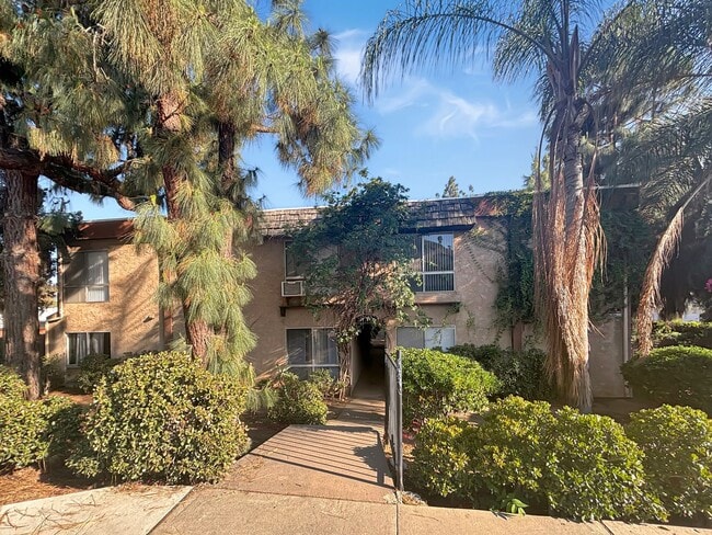 Building Photo - Charming 1BD/1BA Condo in Lakeside W/ Rese...