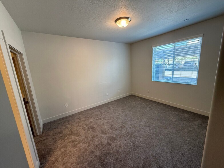Building Photo - 1070 E Riches Ave