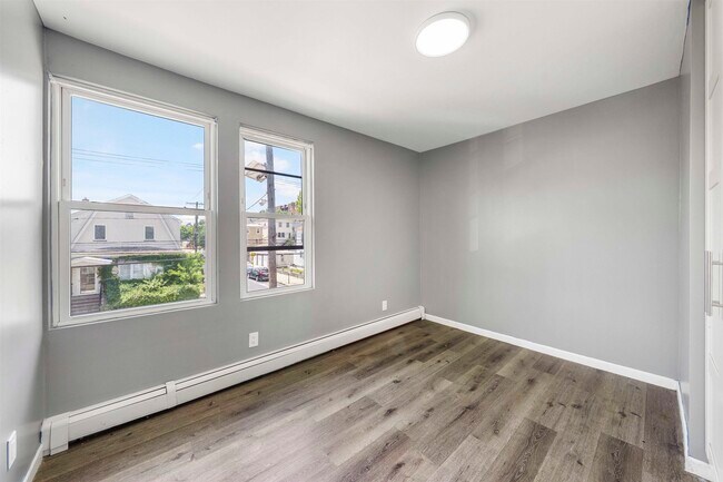 Building Photo - 906 76th St