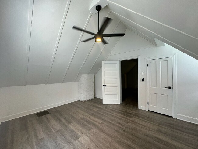 Building Photo - 7 Bed/3 Bath Mins. from UC Campus $750/pp ...