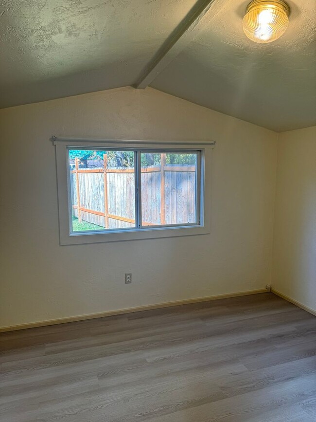 Building Photo - Newly remodeled, adorable, CREEK FRONT, Du...