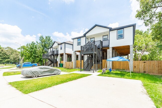 Building Photo - 618 Maple Way St