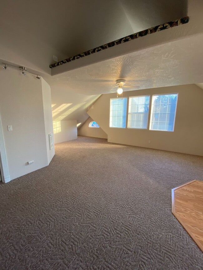 Building Photo - Nice Upstairs 1bd/1bth Apartment - All utilities included!