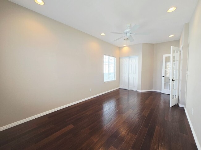 Building Photo - 3 BEDROOM & 2.5 BATH TOWNHOME LOCATED IN GREEN VALLEY  HENDERSON