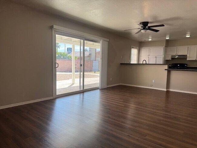 Building Photo - Bright & Beautiful Phoenix Home with Open Concept