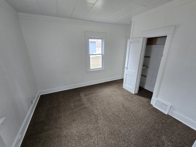 Building Photo - 615 Pekin Ave