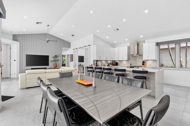 Building Photo - 5063 Ventura Dr