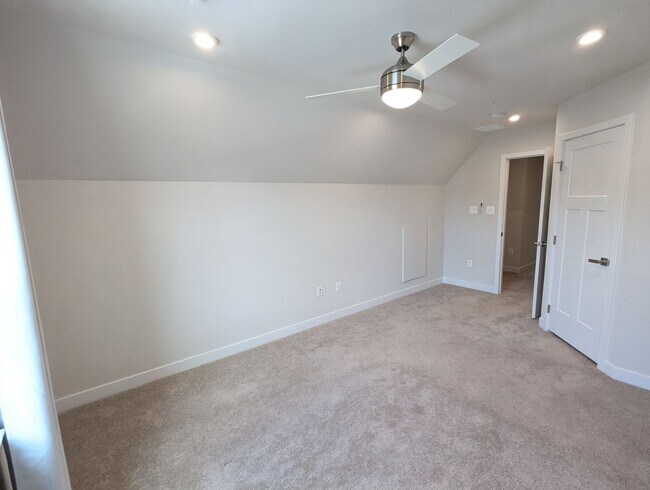 Building Photo - Stunning villa in the Harrison Terrace com...