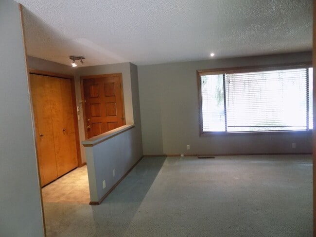 Building Photo - Beautiful Three Bedroom Home With Additional Space
