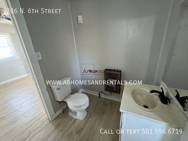 Building Photo - 206 N 6th St