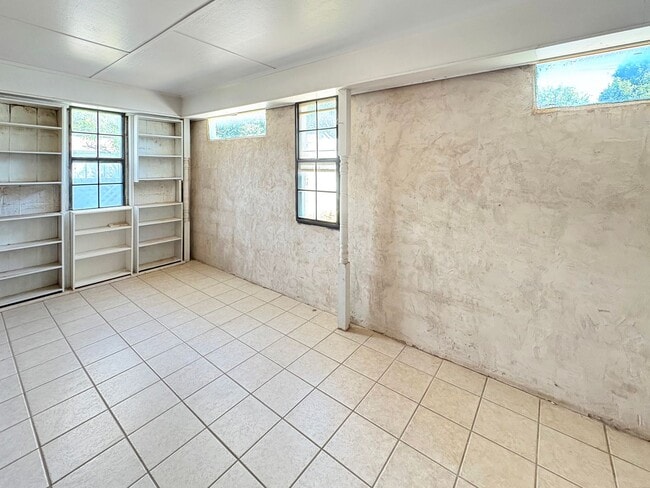 Building Photo - 1026 E Highland Dr
