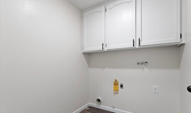 Building Photo - NW-Bakersfield  3 bed/2 bath with pool