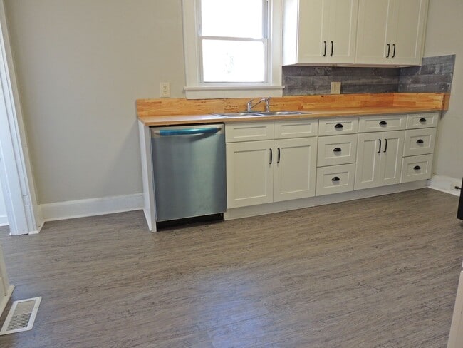 Building Photo - Two bedroom, one bath home is South Knoxville