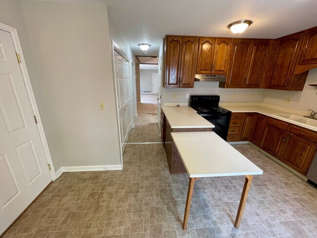 Building Photo - Beautifully Updated 3-Bed, 3-Bath Townhome...